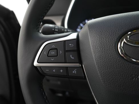 Used 2025 Toyota Highlander XLE AWD/4WD image 30