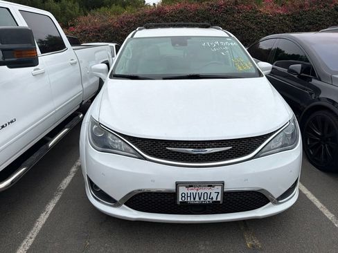 Used 2019 Chrysler Pacifica Touring-L w/ Advanced Safetytec Group FWD image 2
