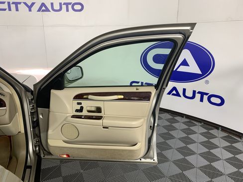 Used 2009 Lincoln Town Car Signature L image 35