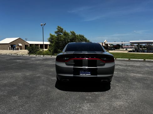 Used 2018 Dodge Charger SXT RWD image 6