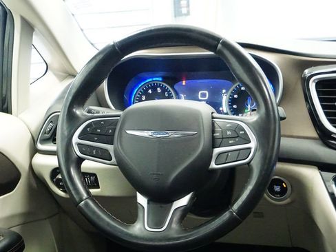 Used 2018 Chrysler Pacifica Touring-L Plus image 18
