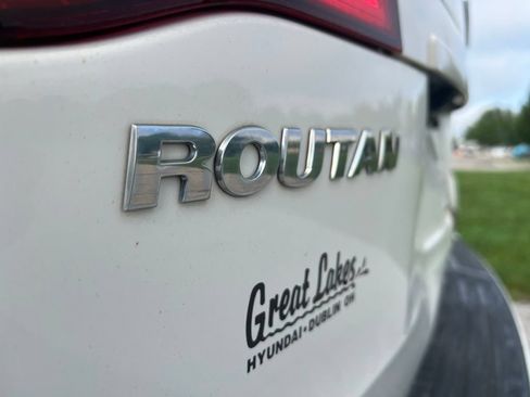 Used 2012 Volkswagen Routan SE FWD image 12