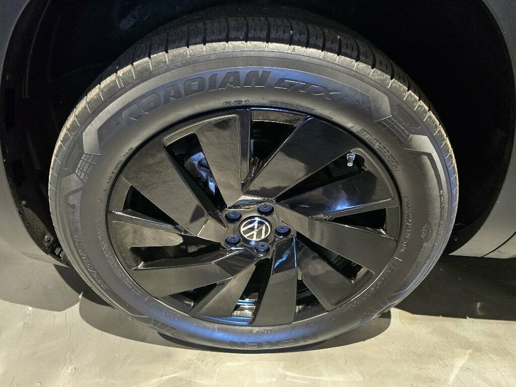 Used 2024 Volkswagen Atlas Cross Sport SE w/ Panoramic Sunroof Package FWD image 35