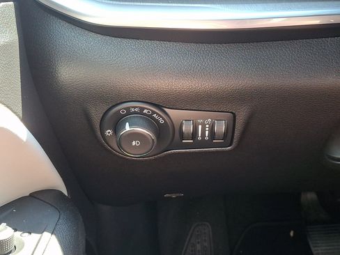 Used 2025 Jeep Compass Limited w/ Sun & Sound Group AWD/4WD image 23