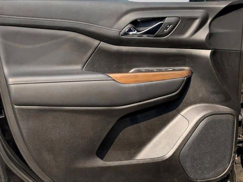 Used 2023 GMC Acadia SLE image 36