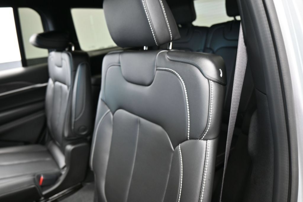 Used 2025 Jeep Grand Cherokee L Limited RWD image 33