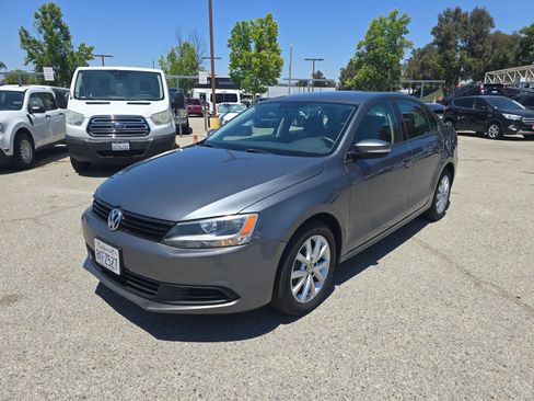 Used 2011 Volkswagen Jetta SE FWD image 1