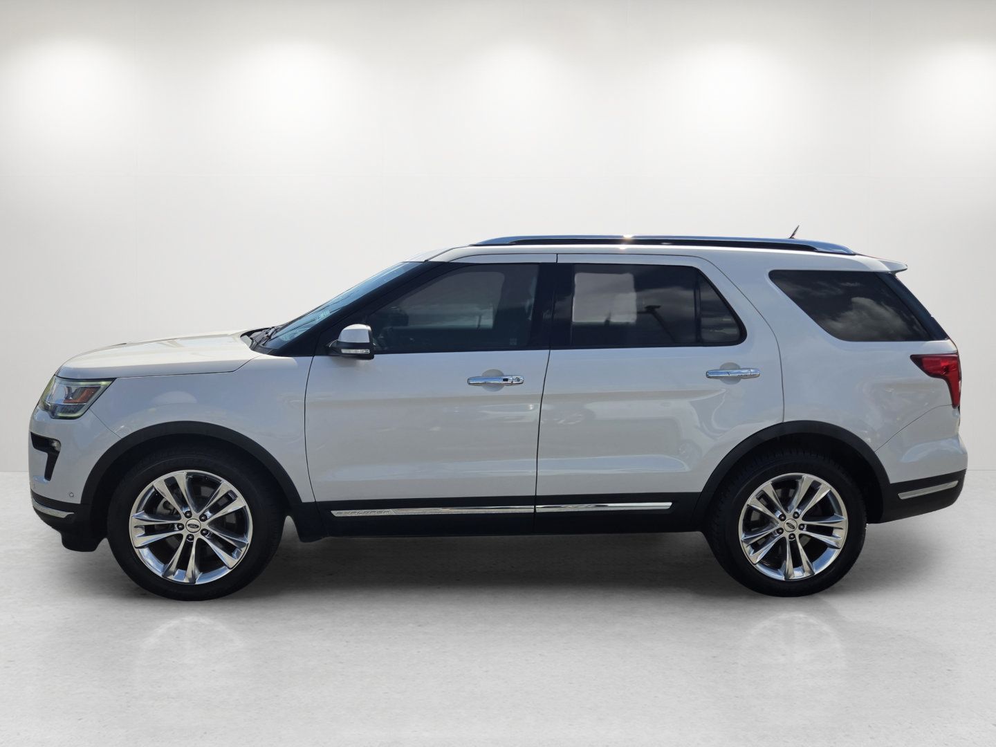 Used 2019 Ford Explorer Limited w/ Ford Safe & Smart Package FWD image 8