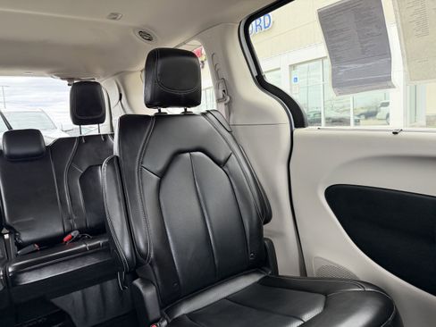 Used 2024 Chrysler Pacifica Touring-L FWD image 14