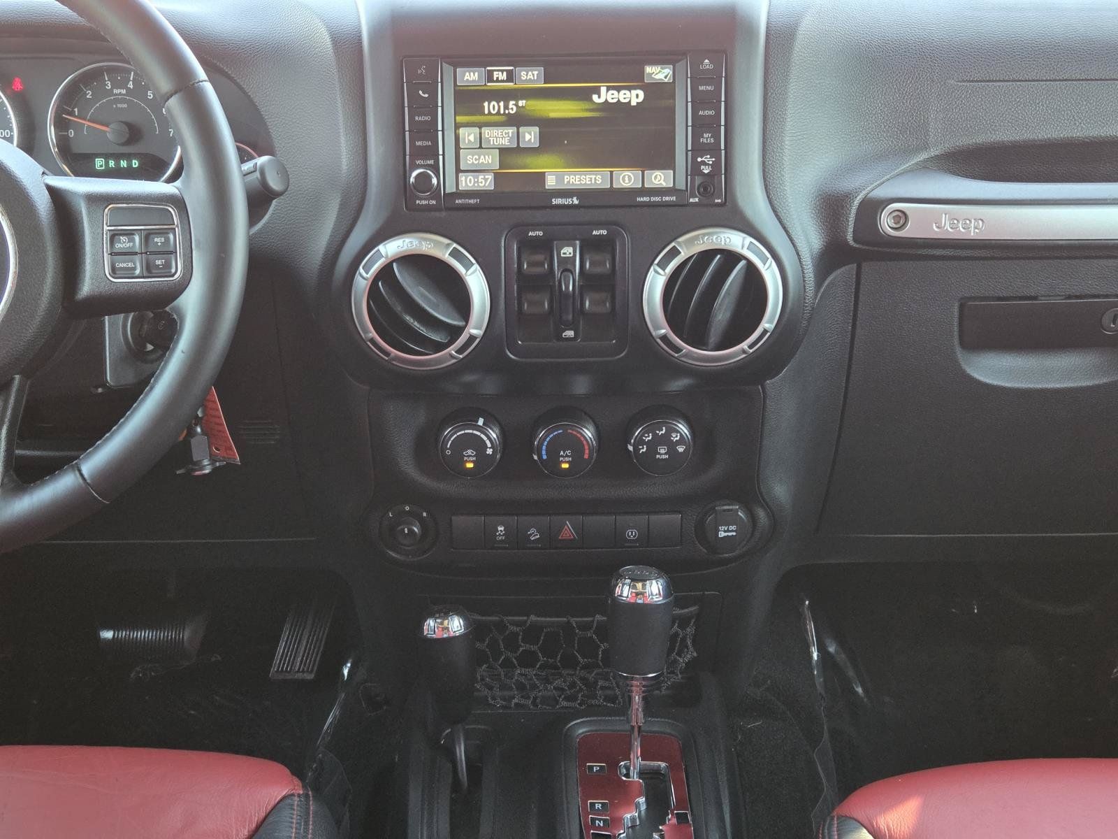 Used 2017 Jeep Wrangler Unlimited Sahara w/ Connectivity Group AWD/4WD image 11