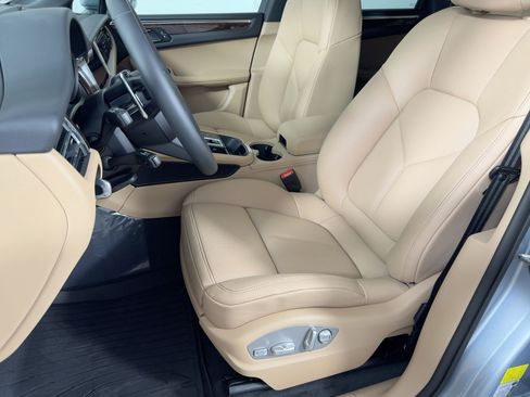 Certified 2026 Porsche Macan AWD/4WD image 5