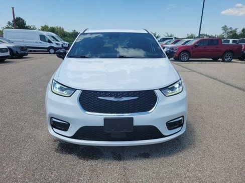 Used 2024 Chrysler Pacifica Touring FWD image 18
