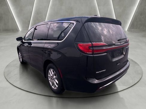 Used 2023 Chrysler Pacifica Touring-L FWD image 5