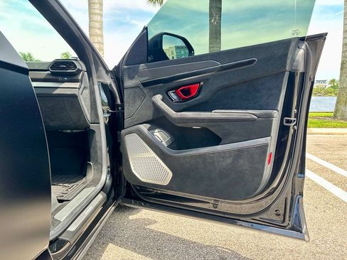 Used 2024 Lamborghini Urus Performante AWD/4WD image 24