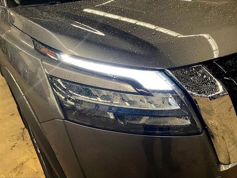 Used 2025 Nissan Pathfinder S image 33
