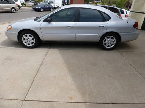 Used 2007 Ford Taurus SE FWD image 6