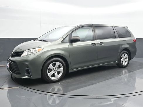 Used 2020 Toyota Sienna L image 2