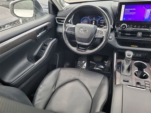 Used 2023 Toyota Highlander Limited image 10