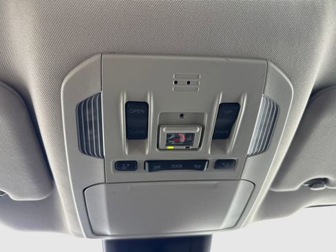Used 2021 Toyota Highlander XLE FWD image 33