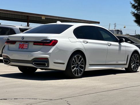 Used 2022 BMW 740i w/ M Sport Package RWD image 3