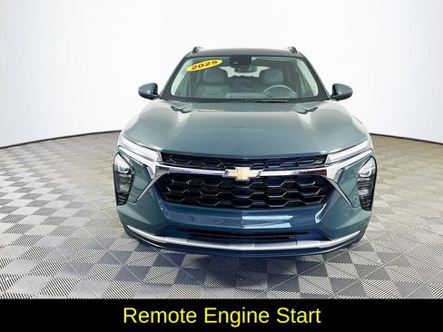 Used 2025 Chevrolet Trax LT FWD image 4