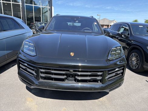 Used 2024 Porsche Cayenne AWD/4WD image 3