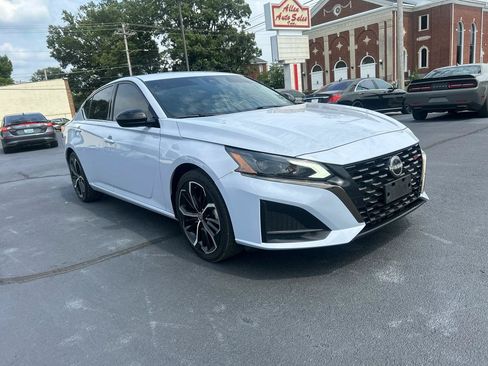 Used 2023 Nissan Altima 2.5 SR FWD image 3