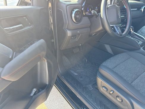 Used 2024 Chevrolet Colorado Z71 w/ Z71 Convenience Package 2 image 13