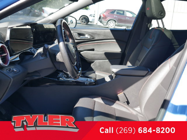 Used 2024 Chevrolet Trax RS w/ Sunroof Package FWD image 36