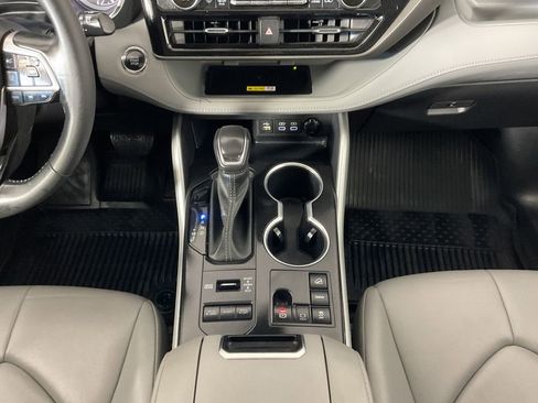 Used 2023 Toyota Highlander XLE AWD/4WD image 15