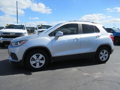 Used 2019 Chevrolet Trax LT w/ LT Convenience Package image 2