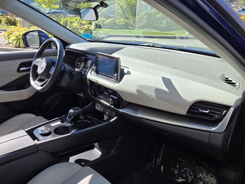 Used 2023 Nissan Rogue SV w/ SV Premium Package image 19