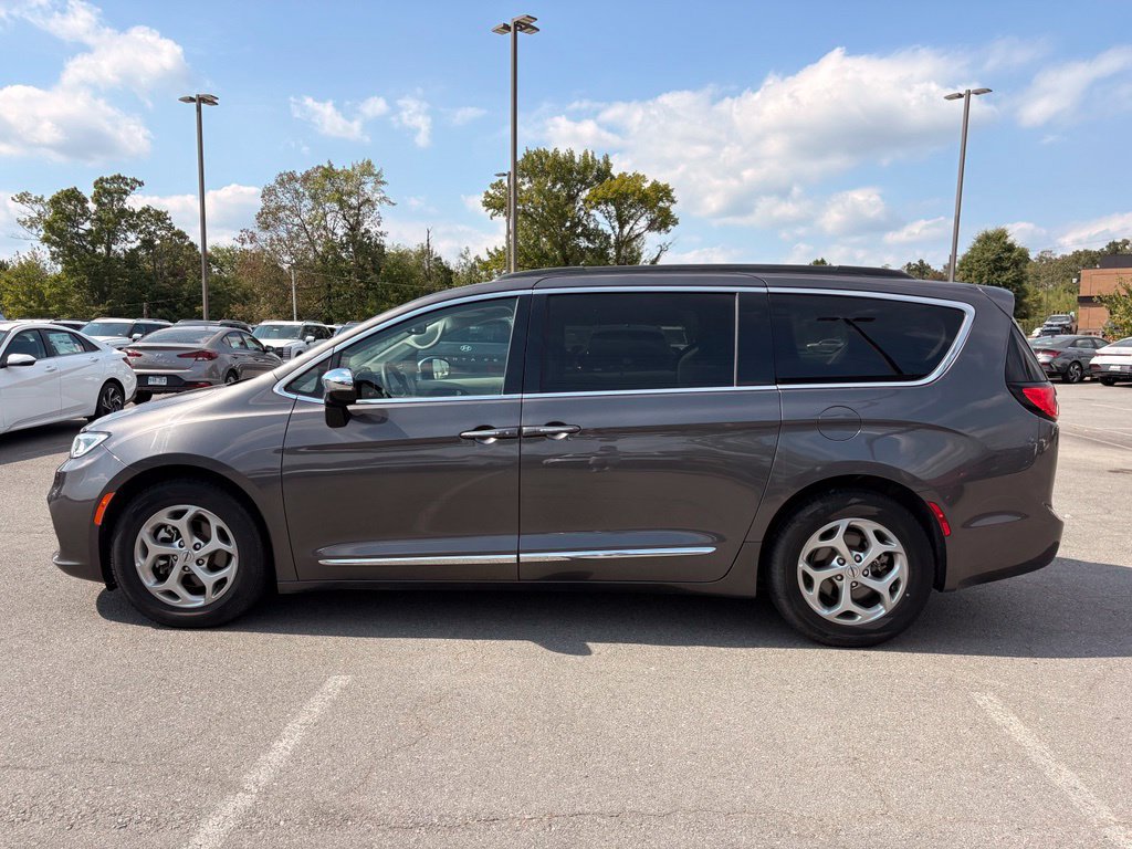 Used 2023 Chrysler Pacifica Limited FWD image 4