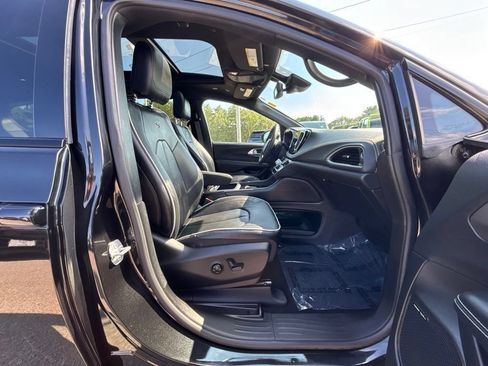 Certified 2022 Chrysler Pacifica Limited w/ S Appearance Package FWD image 30