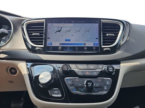 Used 2024 Chrysler Pacifica Touring-L FWD image 22