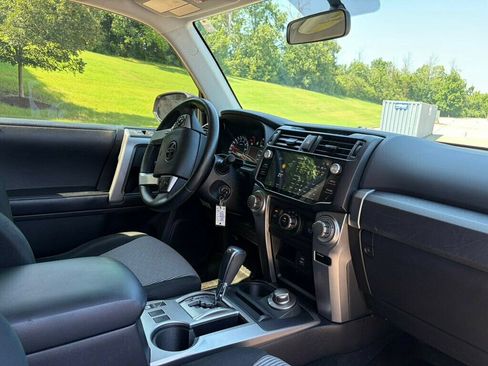 Used 2016 Toyota 4Runner SR5 AWD/4WD image 15