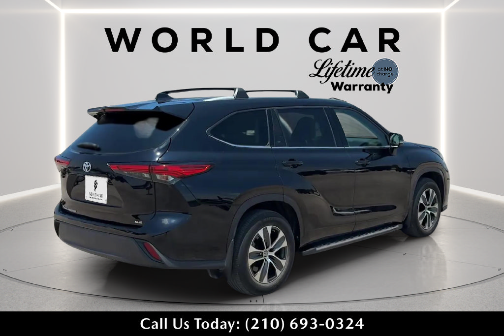 Used 2022 Toyota Highlander XLE FWD image 3
