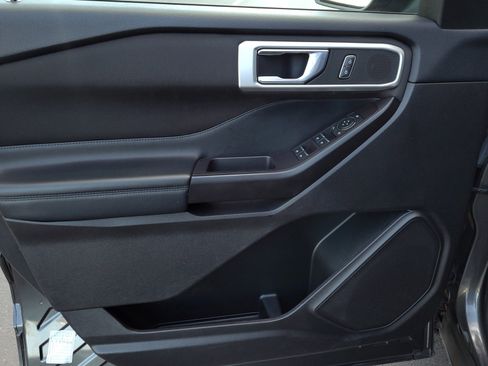 Used 2020 Ford Explorer XLT w/ Comfort Package image 9