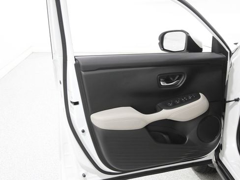 Used 2023 Honda HR-V LX image 4