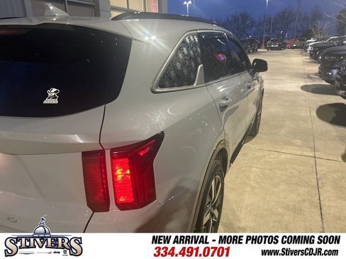 Used 2022 Kia Sorento EX w/ Panoramic Sunroof Package image 6