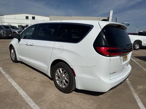 Used 2024 Chrysler Pacifica Touring-L image 5