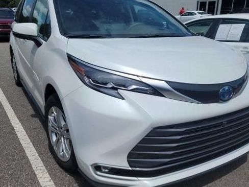 Used 2024 Toyota Sienna Platinum AWD/4WD image 13