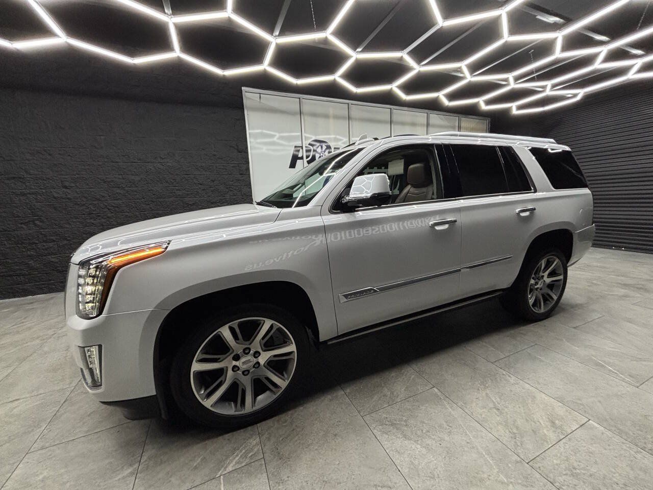 Used 2016 Cadillac Escalade Premium AWD/4WD image 7