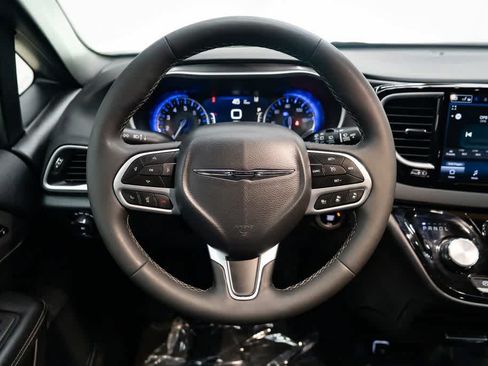 Used 2025 Chrysler Pacifica Select FWD image 15