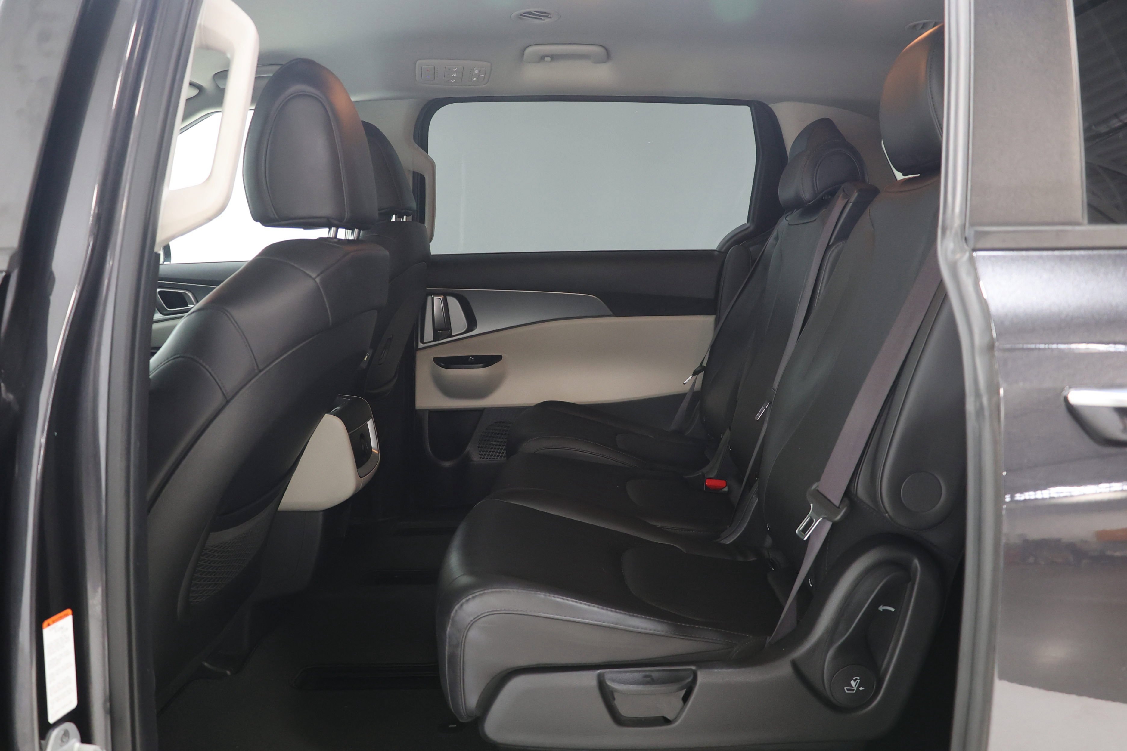 Used 2022 Kia Carnival LX FWD image 30