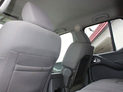 Used 2014 Nissan Frontier SV image 19