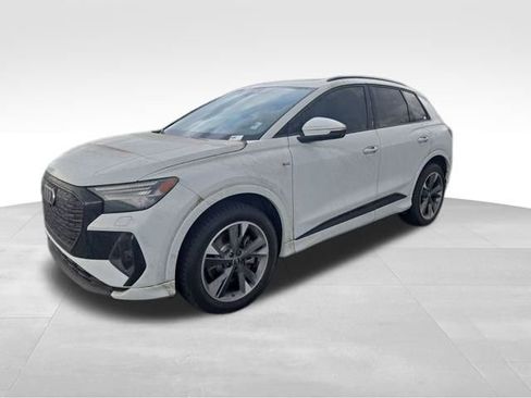 Used 2024 Audi Q4 e-tron Prestige image 3