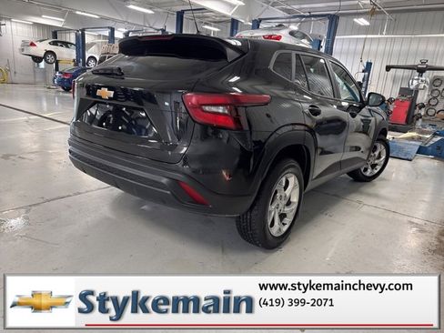 Used 2024 Chevrolet Trax LS w/ LS Convenience Package image 12