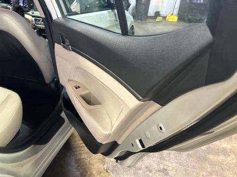 Used 2017 Hyundai Elantra SE image 41