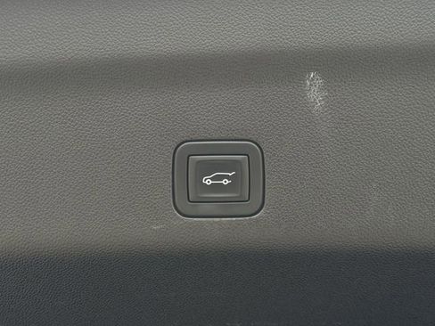 Used 2025 GMC Yukon XL Denali AWD/4WD image 36